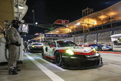 #91 Porsche GT Team Porsche 911 RSR: Richard Lietz, Frédéric Makowiecki ai box