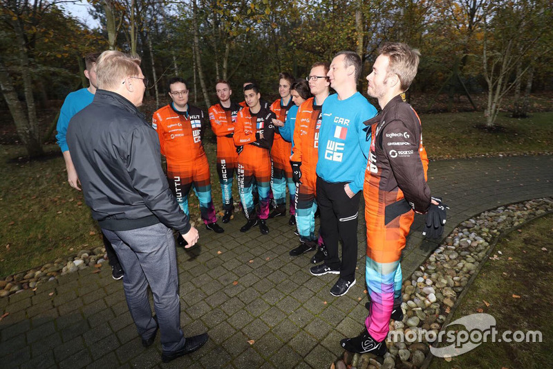 Mika Hakkinen con participantes del McLaren World's Fastest Gamer