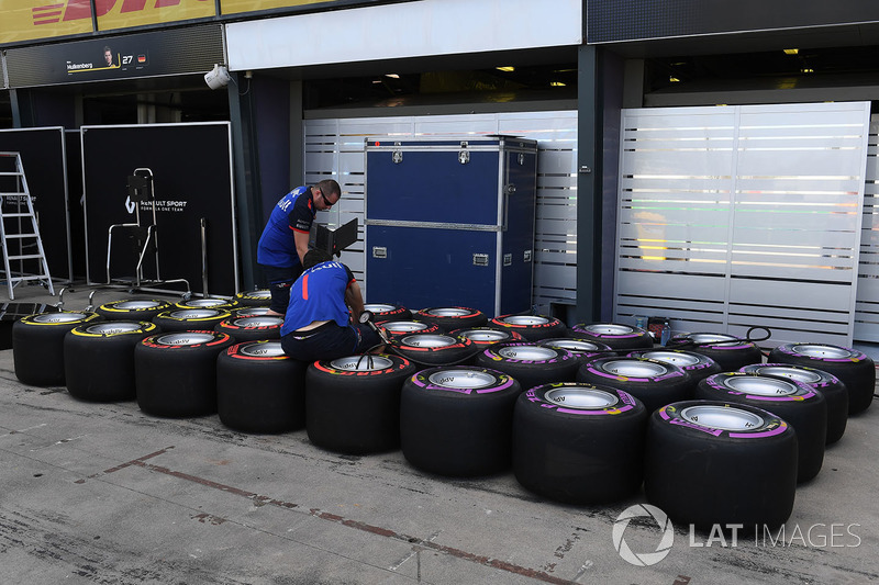 Scuderia Toro Rosso mechanics and Pirelli tyres