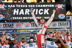 Il vincitore della gara Kevin Harvick, Stewart-Haas Racing Ford