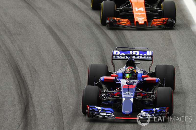 Brendon Hartley, Scuderia Toro Rosso STR12, Fernando Alonso, McLaren MCL32