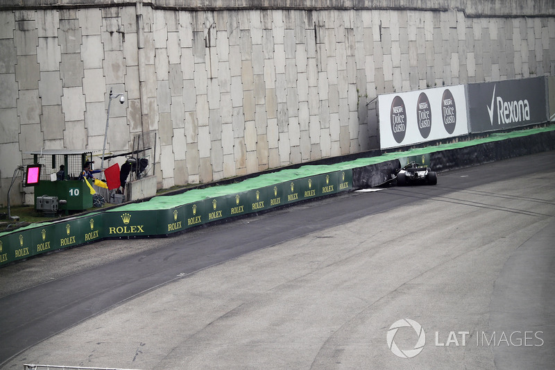 Lewis Hamilton, Mercedes-Benz F1 W08, crashed car