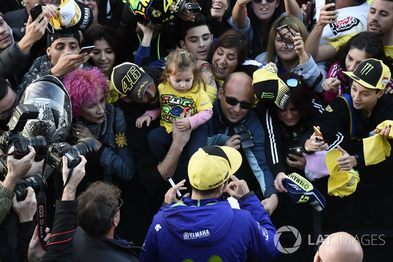 Valentino Rossi, Yamaha Factory Racing with fans