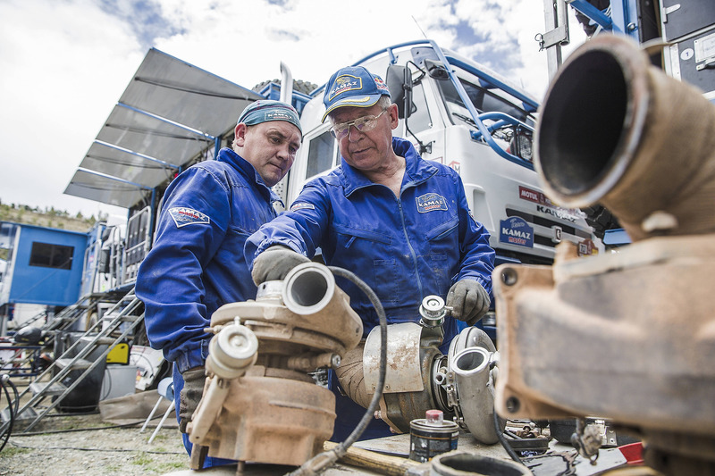 Mecánica del equipo Kamaz Master en el vivac