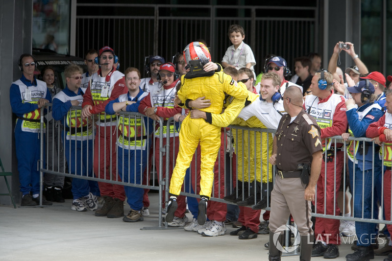 Tiago Monteiro, Jordan Toyota EJ15 celebrates with the team