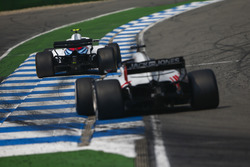 Sergey Sirotkin, Williams FW41, devant Romain Grosjean, Haas F1 Team VF-18