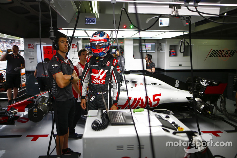 Romain Grosjean, Haas F1 Team, in the garage