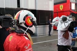 Sebastian Vettel, Ferrari, rientra al box dopo essere andato a sbattere quando si trovava al comando della gara