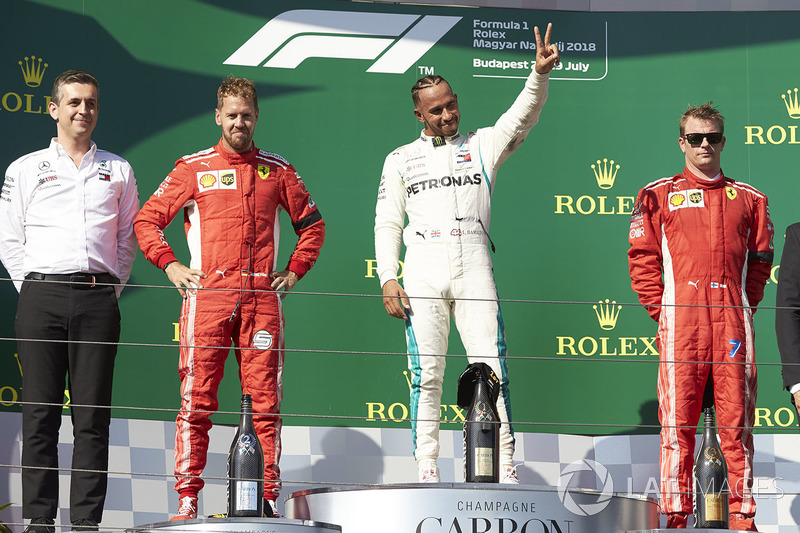 Podio: il vincitore della gara Lewis Hamilton, Mercedes AMG F1, il secondo classificato Sebastian Vettel, Ferrari, il terzo classificato Kimi Raikkonen, Ferrari