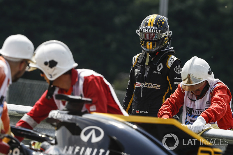 Nico Hulkenberg, Renault Sport F1 Team R.S. 18 stopped on track