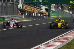 Esteban Ocon, Force India VJM11, en lutte avec Carlos Sainz Jr., Renault Sport F1 Team R.S. 18