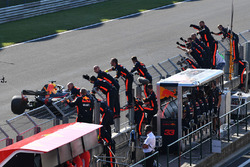 Daniel Ricciardo, Red Bull Racing RB14 passe la ligne