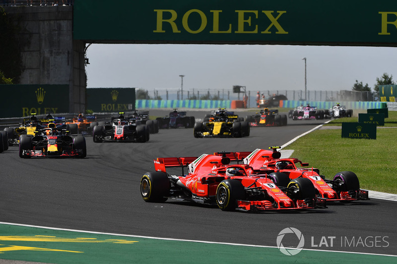 Sebastian Vettel, Ferrari SF71H y Kimi Raikkonen, Ferrari SF71H luchan por el tercer puesto en la salida