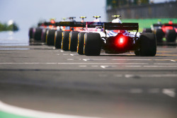 Sergey Sirotkin, Williams FW41, takes his position on the grid along with the rest of the field prior to the start