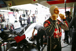 Romain Grosjean, Haas F1 Team, se ajusta su balaclava
