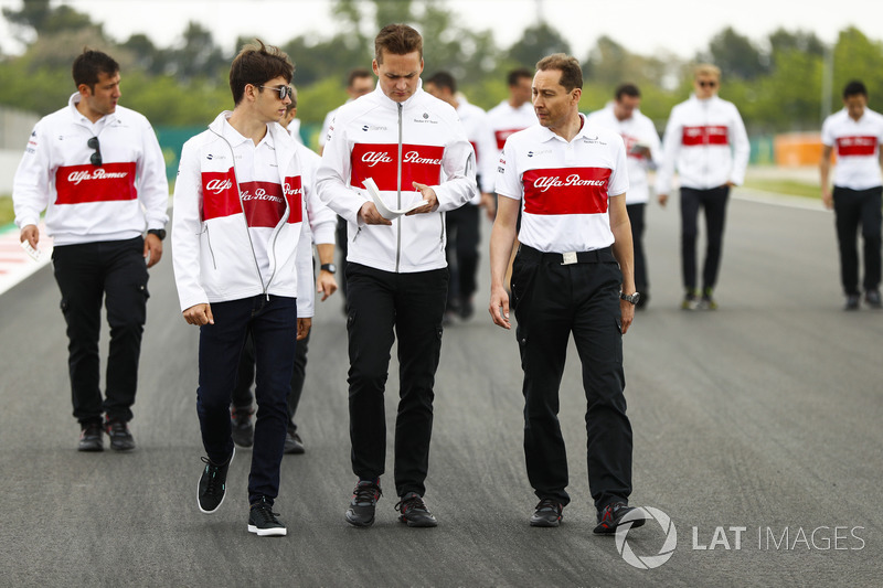 Charles Leclerc, Sauber, camina por el circuito