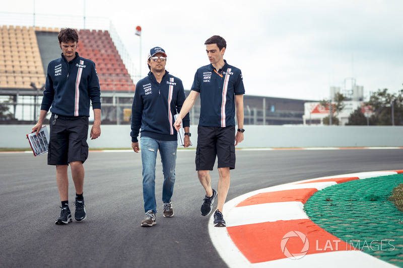 Sergio Perez, Force India, cammina lungo il circuito