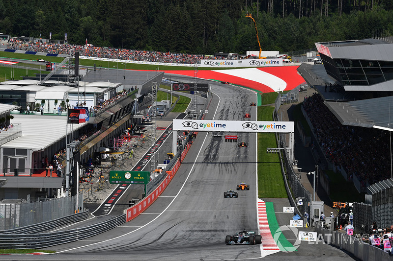 Lewis Hamilton, Mercedes-AMG F1 W09 leads