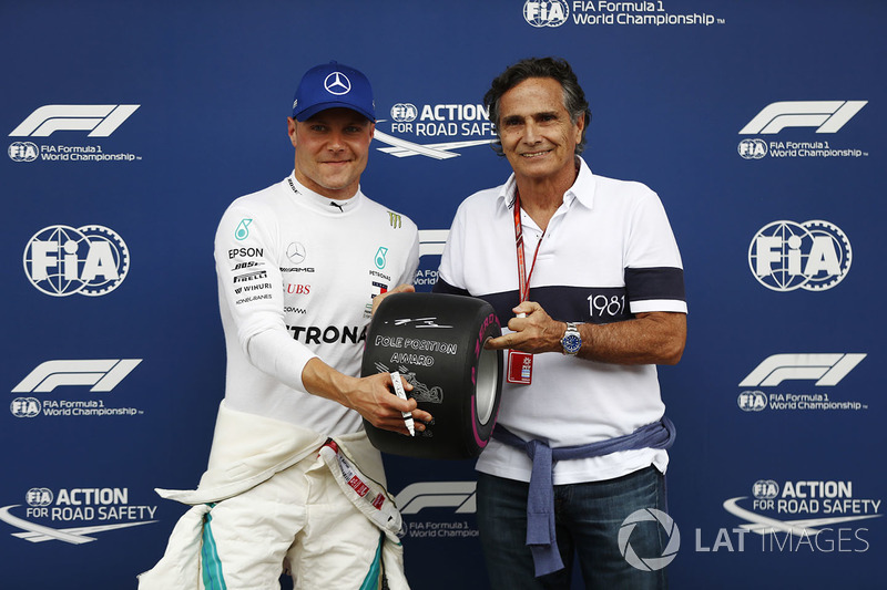 Peraih pole, Valtteri Bottas, Mercedes AMG F1, menerima penghargaan posisi pole dari Nelson Piquet Sr.