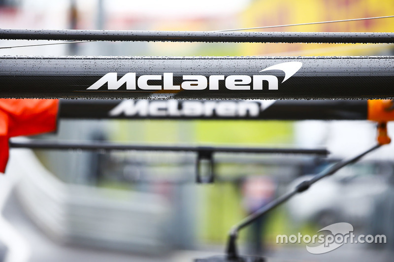 McLaren marca en el equipo de boxes del equipo