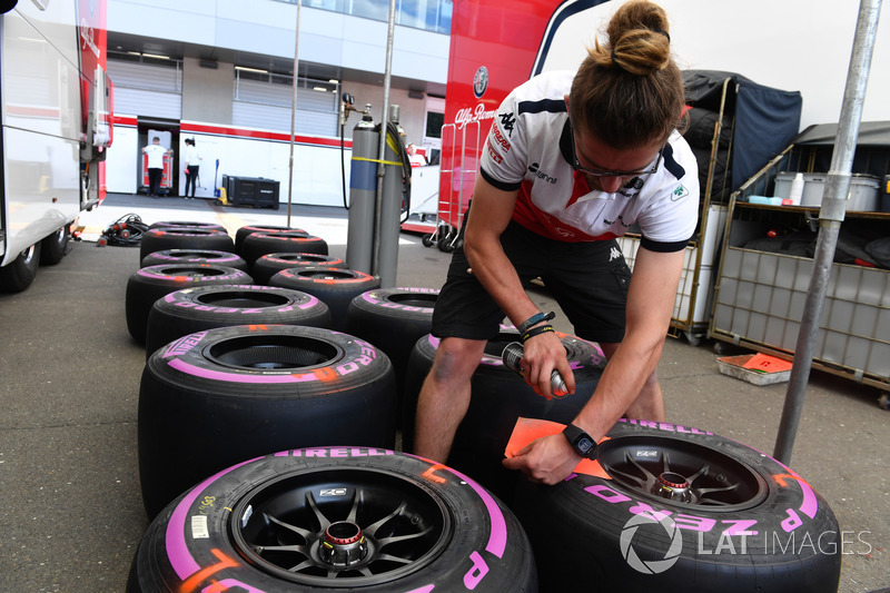 Mekanik Sauber menandai ban Pirelli