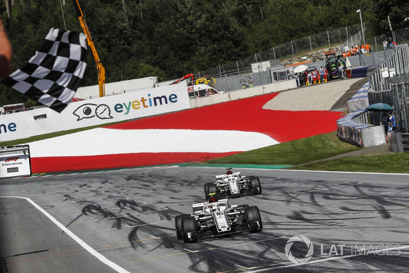 Charles Leclerc, Sauber C37 et Marcus Ericsson, Sauber C37 passent sous le drapeau à damier