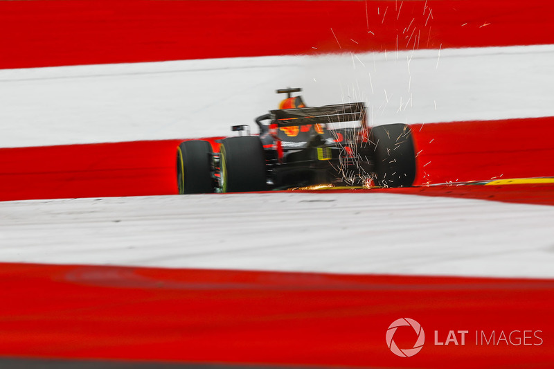 Daniel Ricciardo, Red Bull Racing RB14, solleva scintille