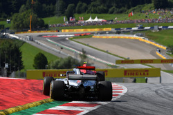 Lewis Hamilton, Mercedes-AMG F1 W09 jaagt op Kimi Raikkonen, Ferrari SF71H