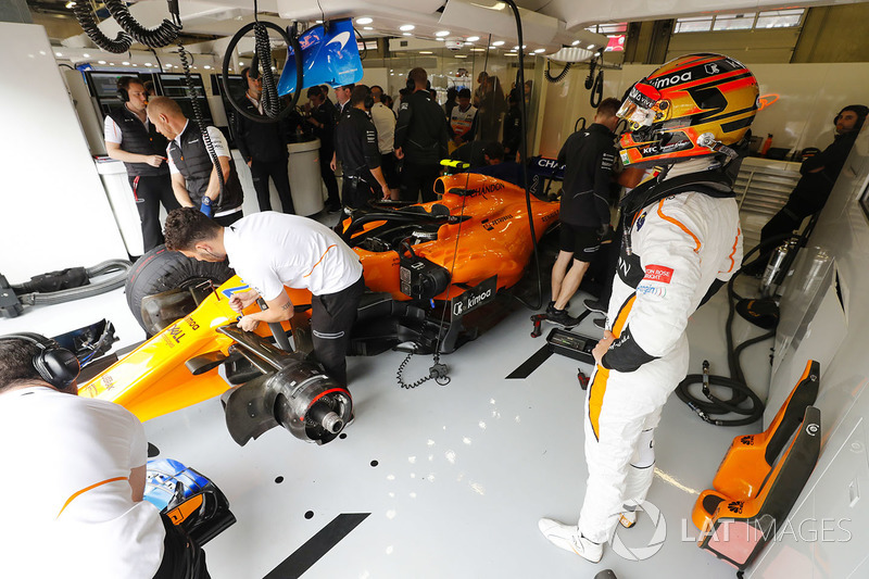 Stoffel Vandoorne, McLaren, à côté de sa voiture