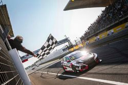 Il vincitore della gara Yann Ehrlacher, ALL-INKL.COM Münnich Motorsport Honda Civic Type R TCR