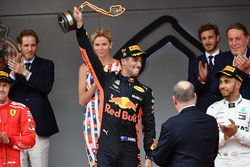 Podio: ganador de la carrera Daniel Ricciardo, Red Bull Racing RB14