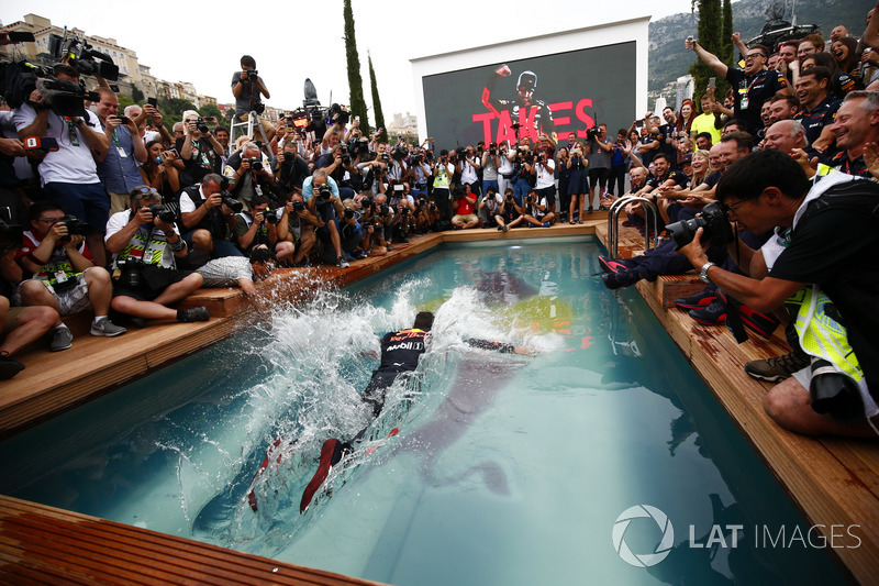 Daniel Ricciardo, Red Bull Racing, se zambulle en la piscina de la estación Red Bull Energy