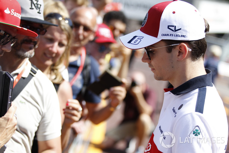 Charles Leclerc, Sauber signs autographs for the fans