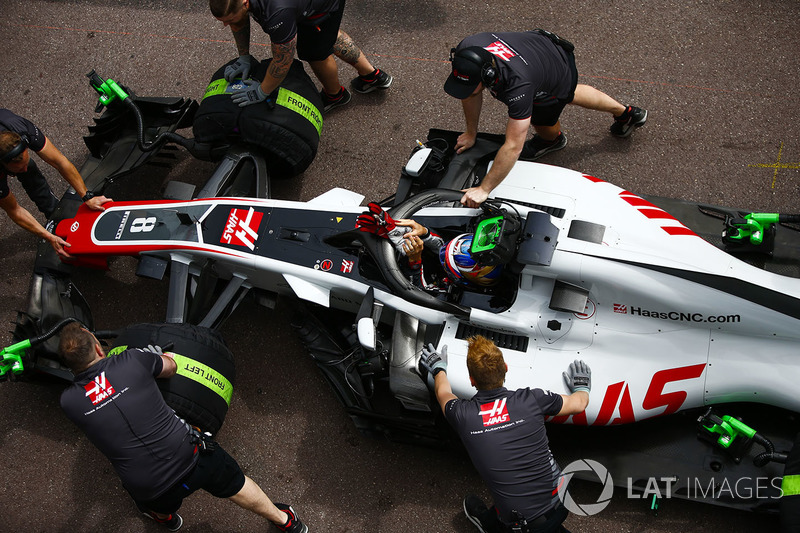 Romain Grosjean, Haas F1 Team, se pone sus guantes