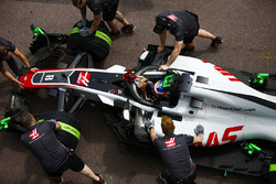 Romain Grosjean, Haas F1 Team, eldivenlerini takıyor