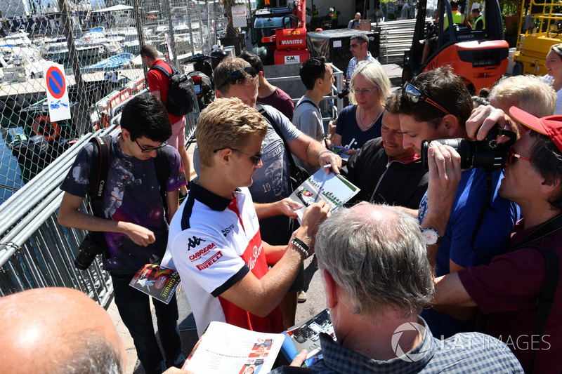 Marcus Ericsson, Sauber signs autographs for the fans