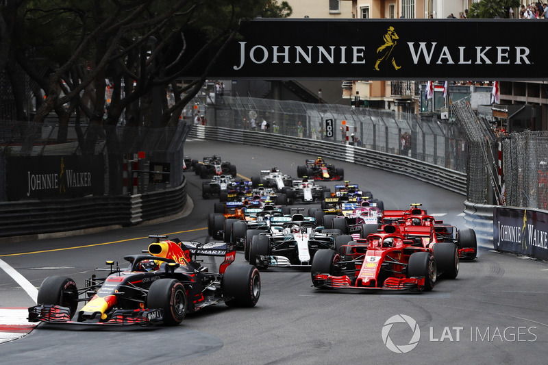 Max Verstappen, Red Bull Racing RB14, leads Sebastian Vettel, Ferrari SF71H, Lewis Hamilton, Mercedes AMG F1 W09, Kimi Raikkonen, Ferrari SF71H and Valtteri Bottas, Mercedes AMG F1 W09 at the start