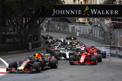 Старт гонки: Макс Ферстаппен, Red Bull Racing RB14, Себастьян Феттель, Ferrari SF71H, Льюис Хэмилтон, Mercedes AMG F1 W09, Кими Райкконен, Ferrari SF71H, и Валттери Боттас, Mercedes AMG F1 W09