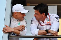 Valtteri Bottas, Mercedes-AMG F1 et Toto Wolff, directeur de Mercedes AMG F1