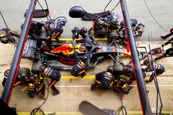 Max Verstappen, Red Bull Racing RB14 Tag Heuer, pitstop