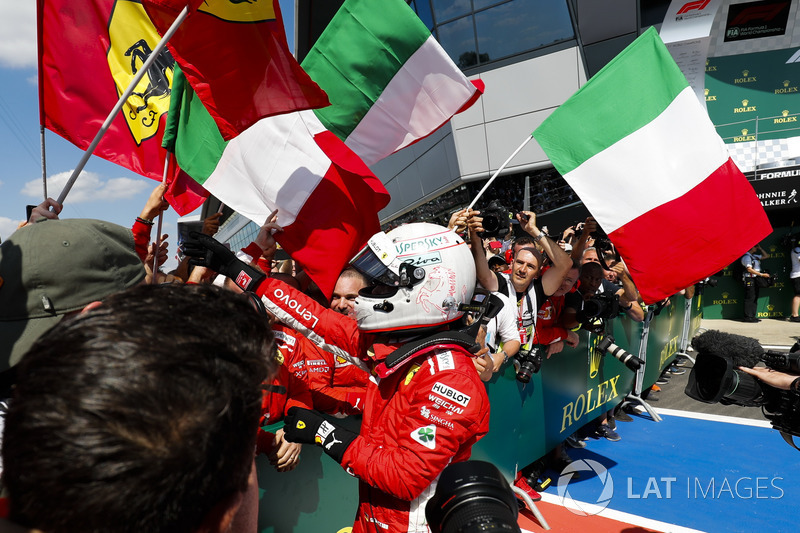 Winnaar Sebastian Vettel, Ferrari, met team in Parc Ferme