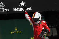 Il vincitore della gara Sebastian Vettel, Ferrari, festeggia nel parco chiuso
