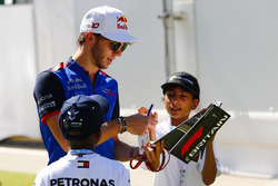 Pierre Gasly, Toro Rosso, signs autographs for young fans
