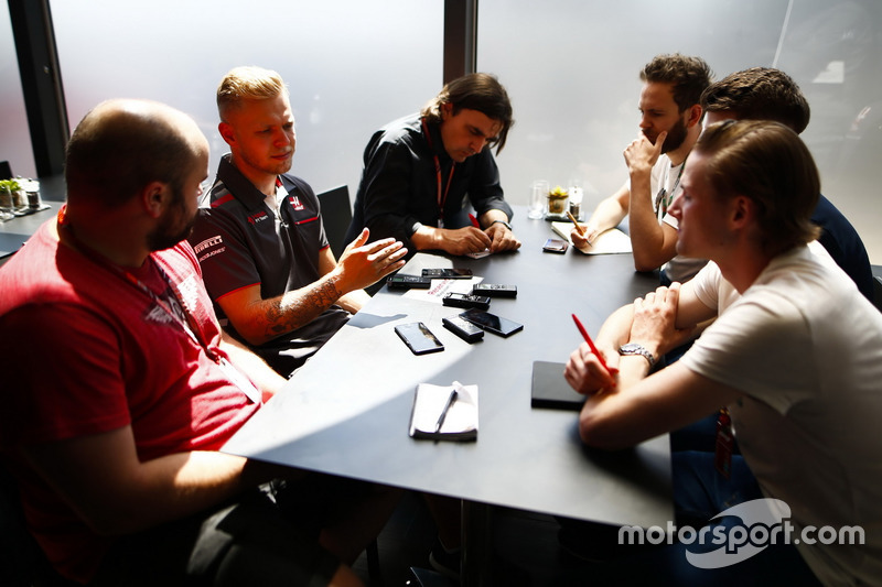 Kevin Magnussen, Haas F1 Team, parla con i media