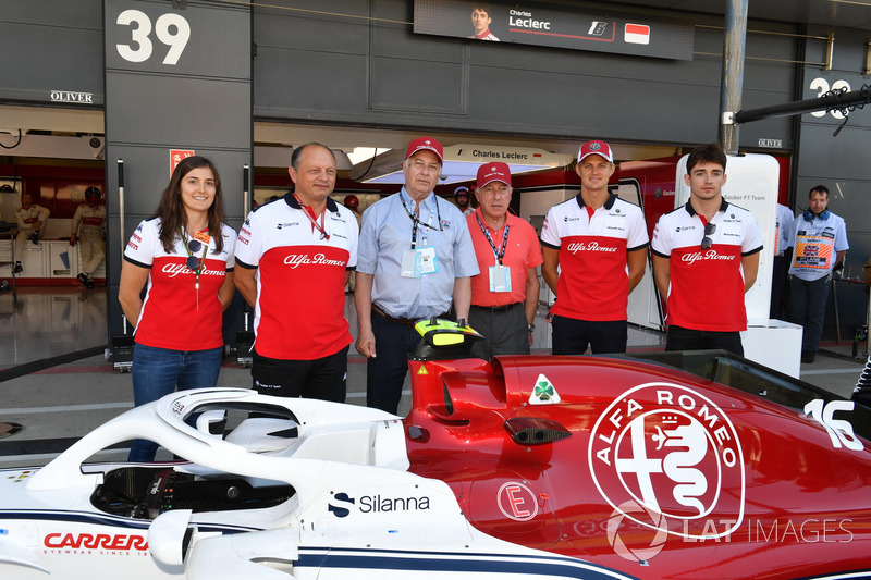 Tatiana Calderon, collaudatrice Sauber, Frederic Vasseur, Sauber, Team Principal, Marcus Ericsson, Sauber e Charles Leclerc, Sauber con Oscar Fangio, e Ruben Fangio