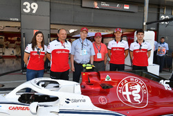 Marcus Ericsson, Sauber, Charles Ericsson, Sauber, Fred Vasseur, directeur de Sauber, Tatiana Calderon, pilote d'essais de Sauber avec Oscar Fangio, et Ruben Fangio