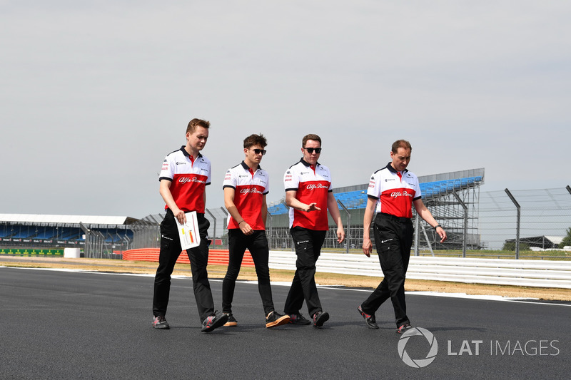 Charles Leclerc, Sauber parcourt la piste à pied