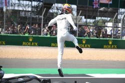 Polesitter Lewis Hamilton, Mercedes-AMG F1 viert in parc ferme