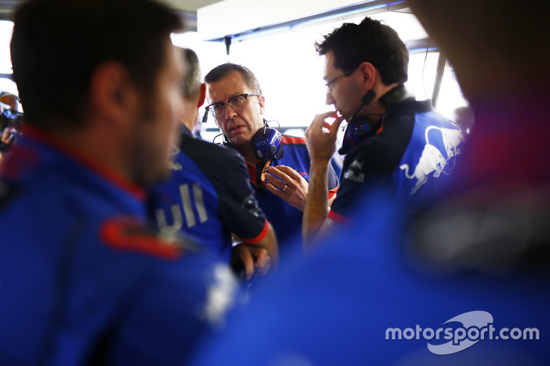 Toro Rosso engineers in the garage