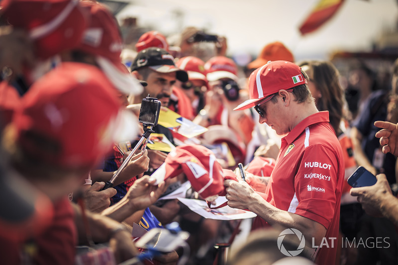 Kimi Raikkonen, Ferrari, memberikan tanda tangan kepada penggemar